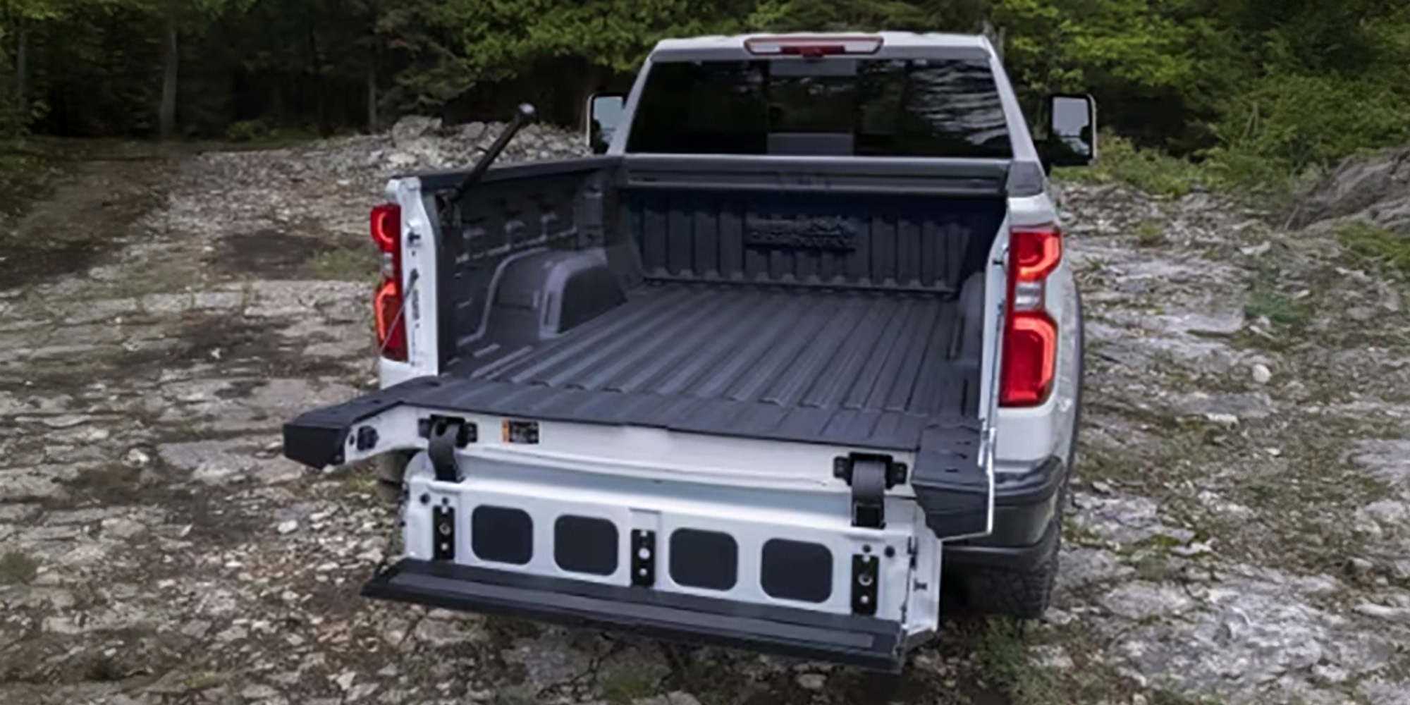 A Silverado 2025 possui um degrau de acesso a caçamba